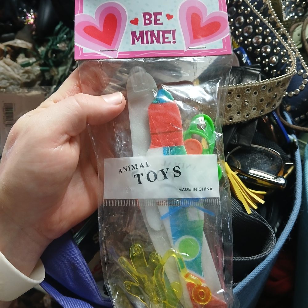 Valentine's Day-themed party favor bag  small plastic toys. Animal Toys